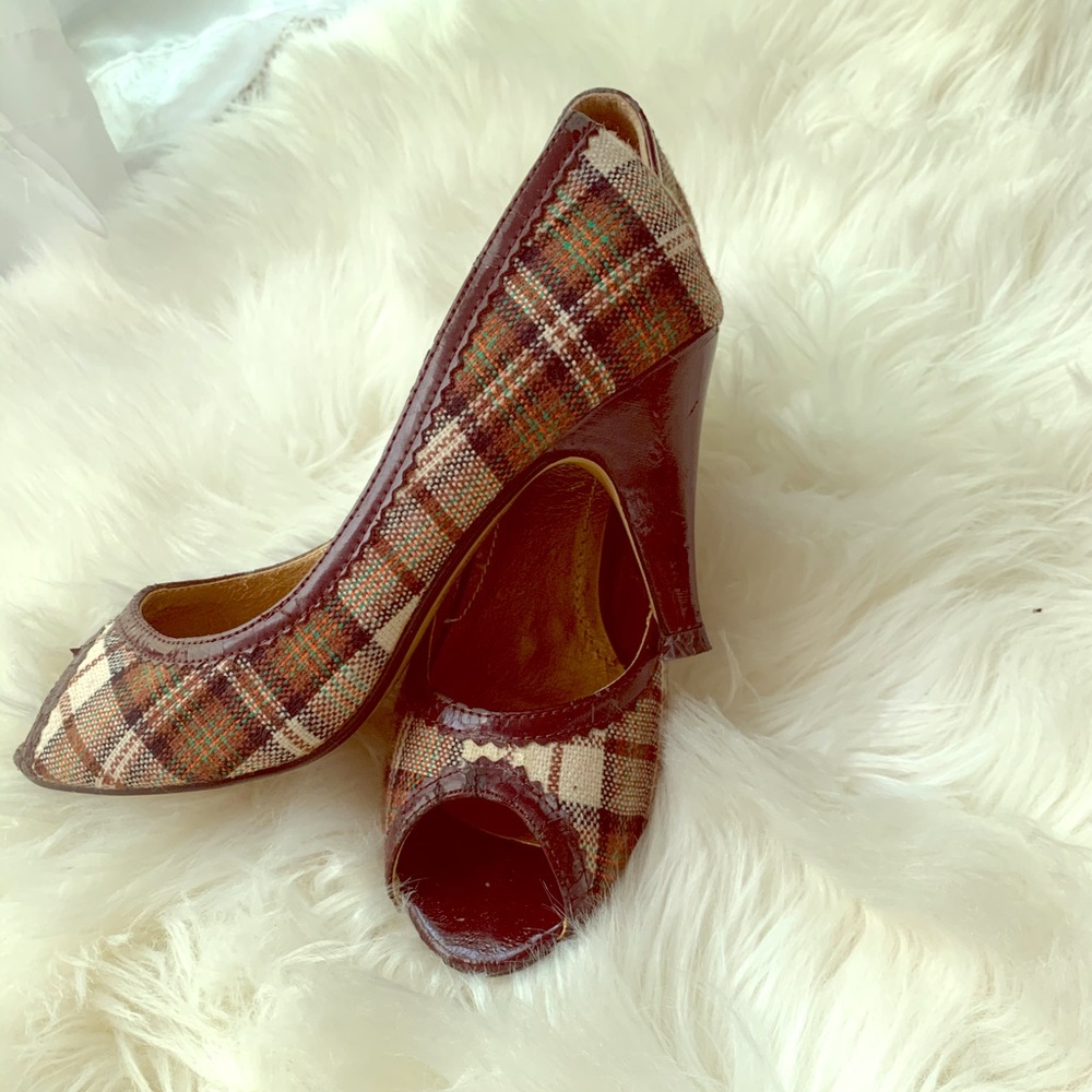 Low heel pumps